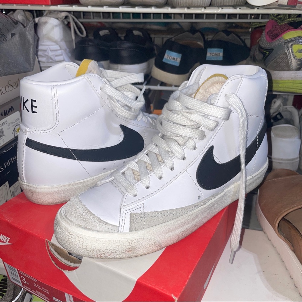 Nike women’s blazer mid ‘77